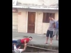 Chicos brasileños borrachos se desnudan